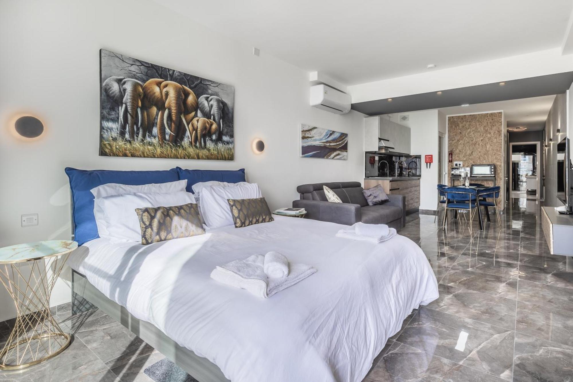 Spinola Deluxe, Stjulians Apartment