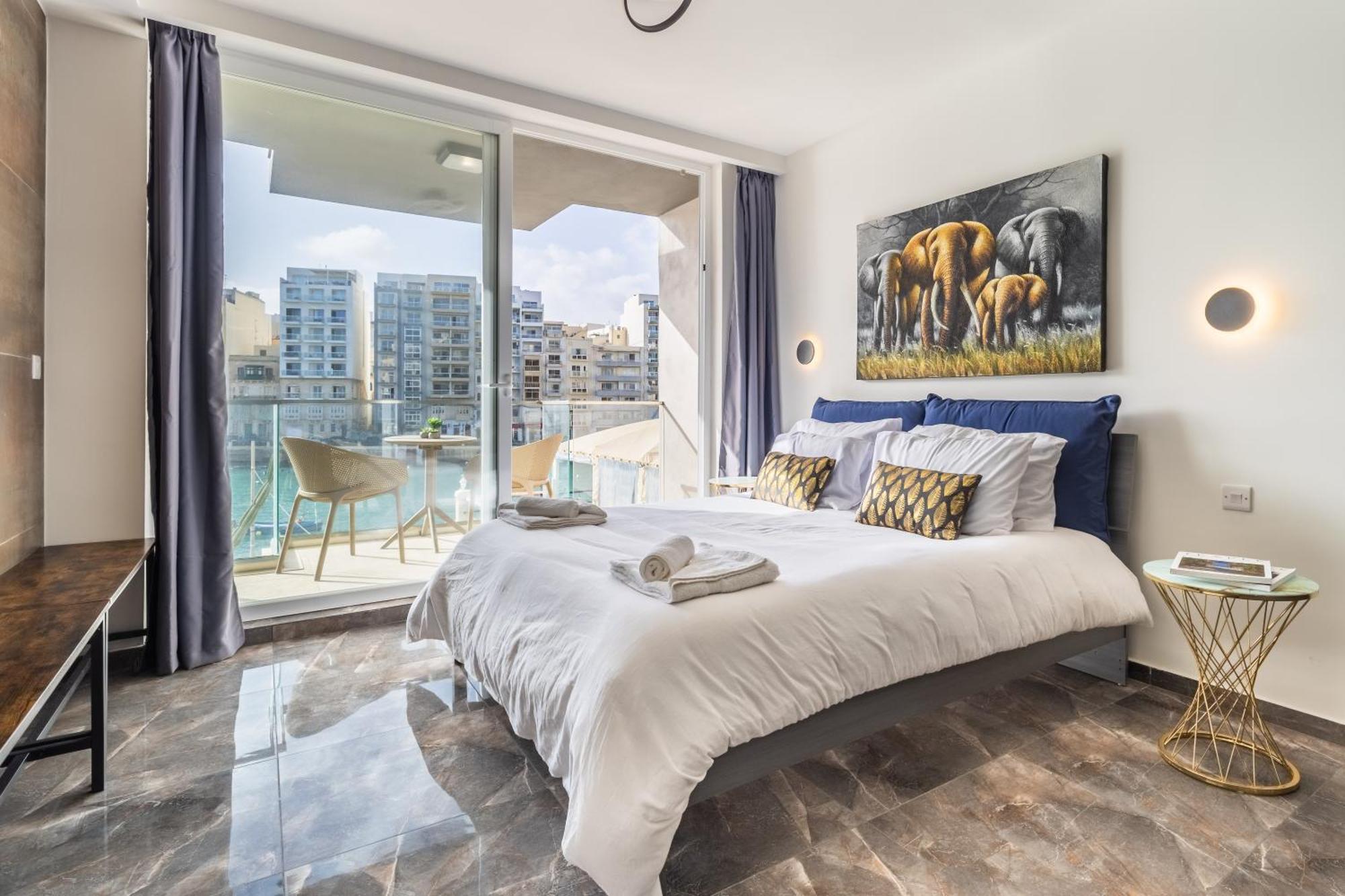 Spinola Deluxe, Stjulians